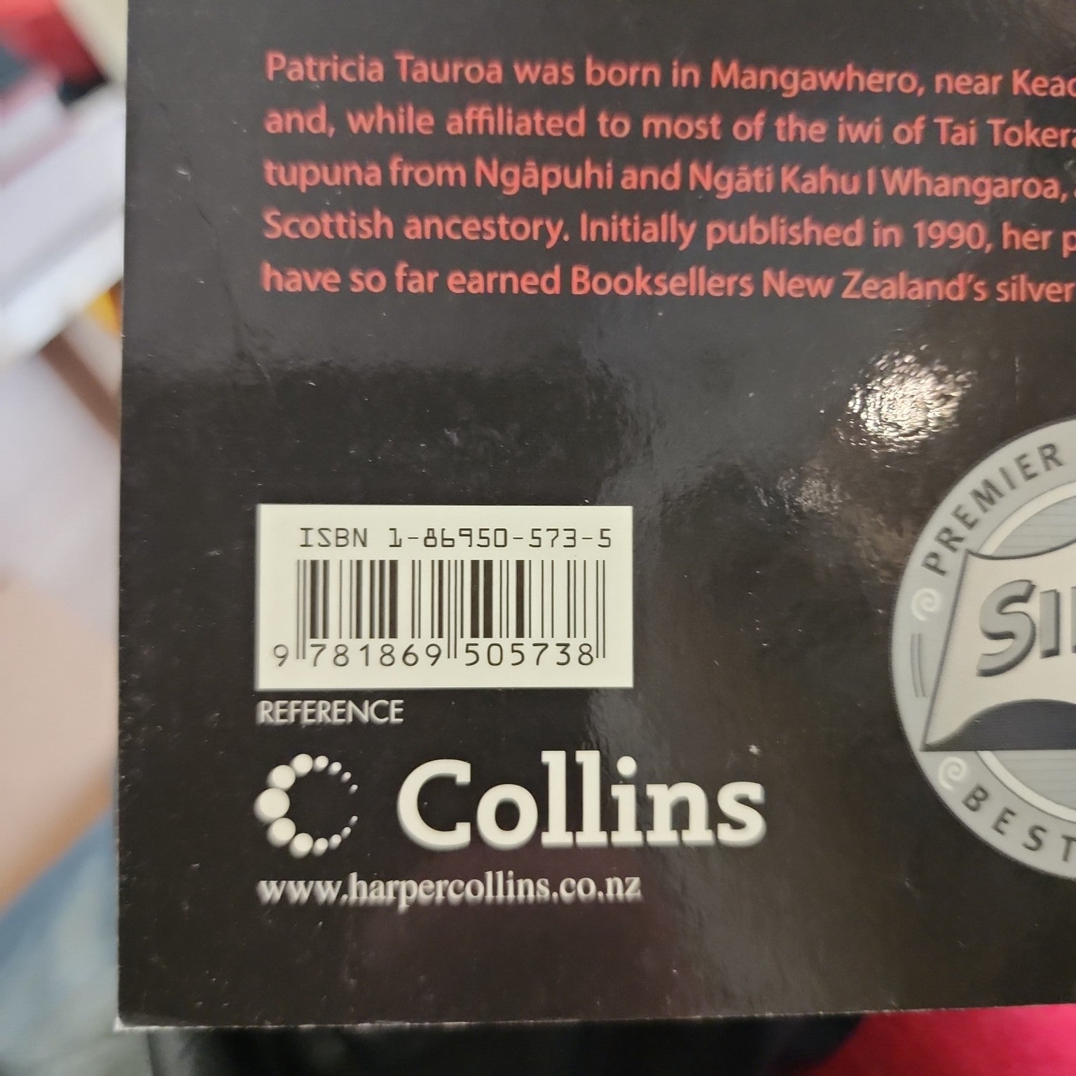 Collins Māori Phrasebook & Dictionary by Patricia Tauroa - back cover and ISBN