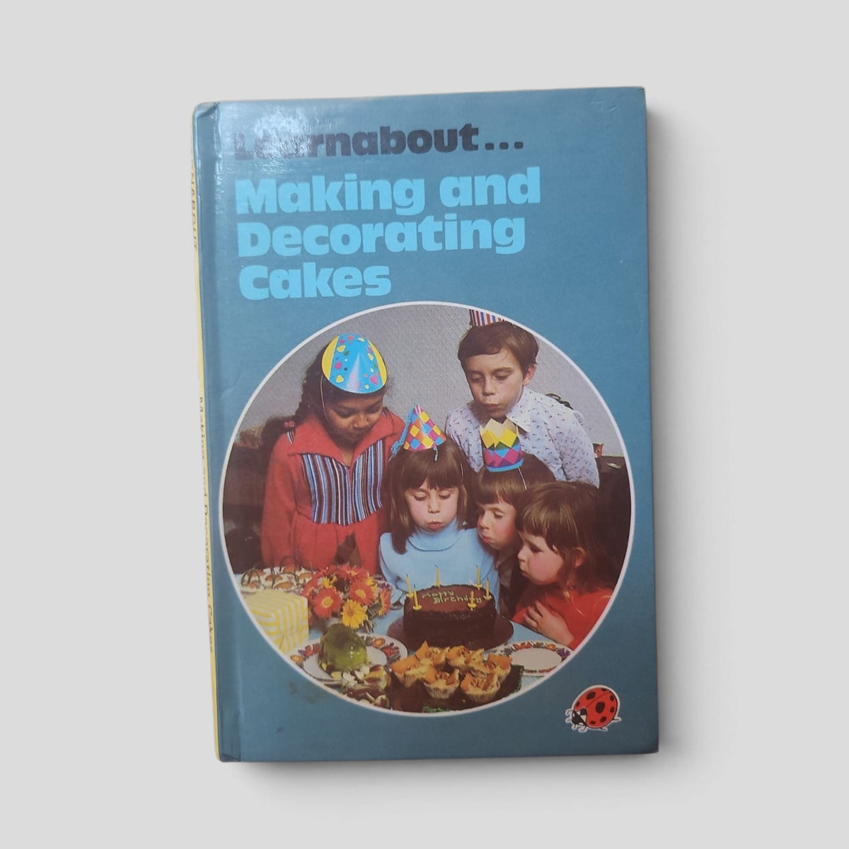 Making and Decorating Cakes by Lynne Peebles — front cover