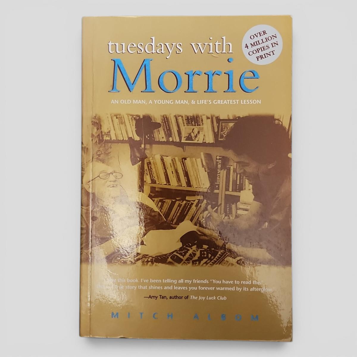 tuesdays with Morrie: AN OLD MAN, A YOUNG MAN, & LIFE'S GREATEST LESSON by Mitch Albom - book cover