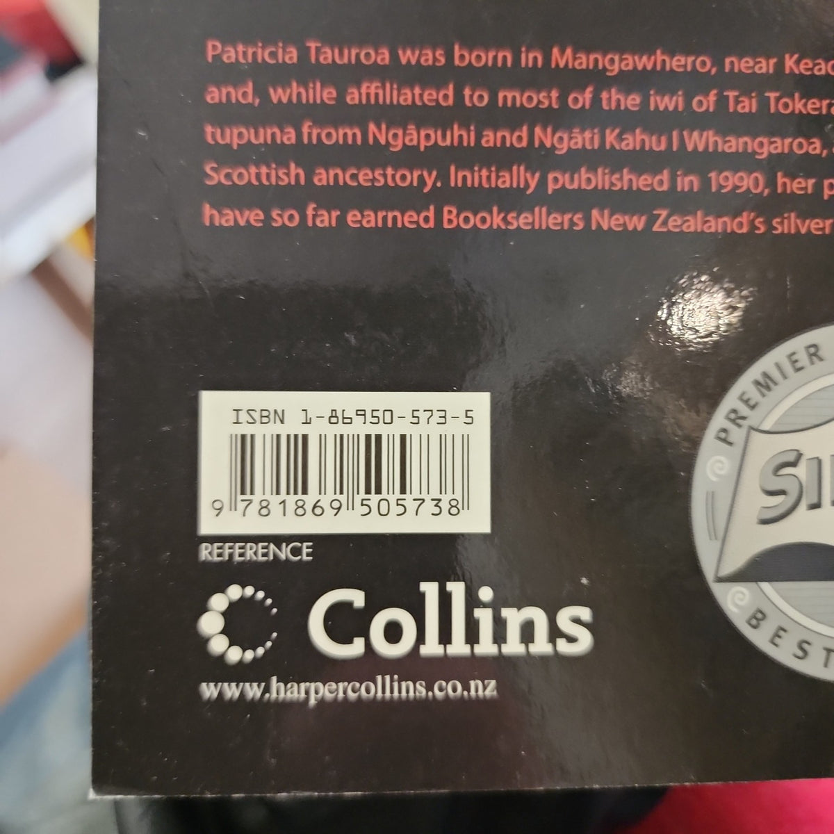 Collins Māori Phrasebook & Dictionary by Patricia Tauroa - back cover and ISBN