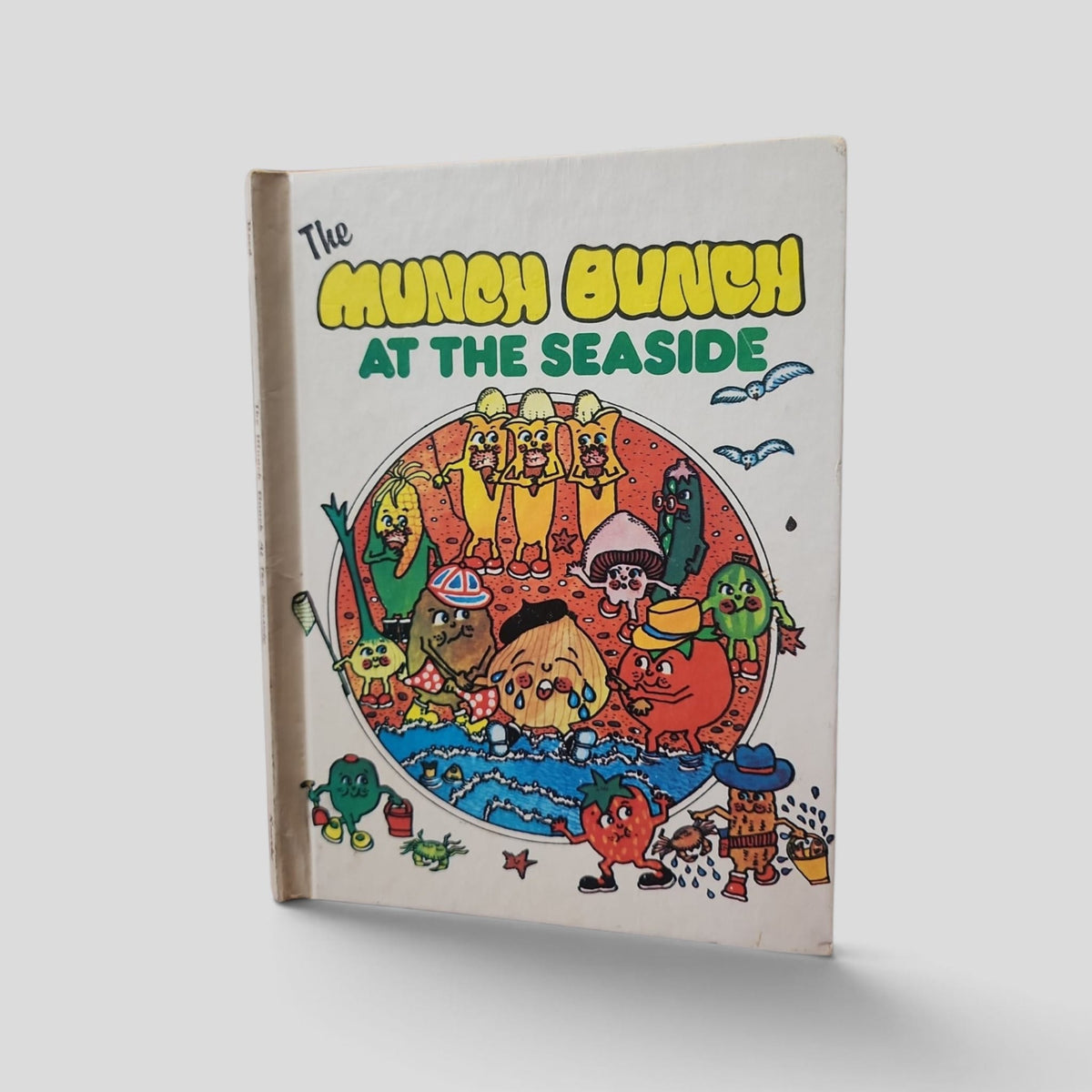 Front cover of The Munch Bunch at the Seaside by Giles Reed, illustrated by Angela Mitson