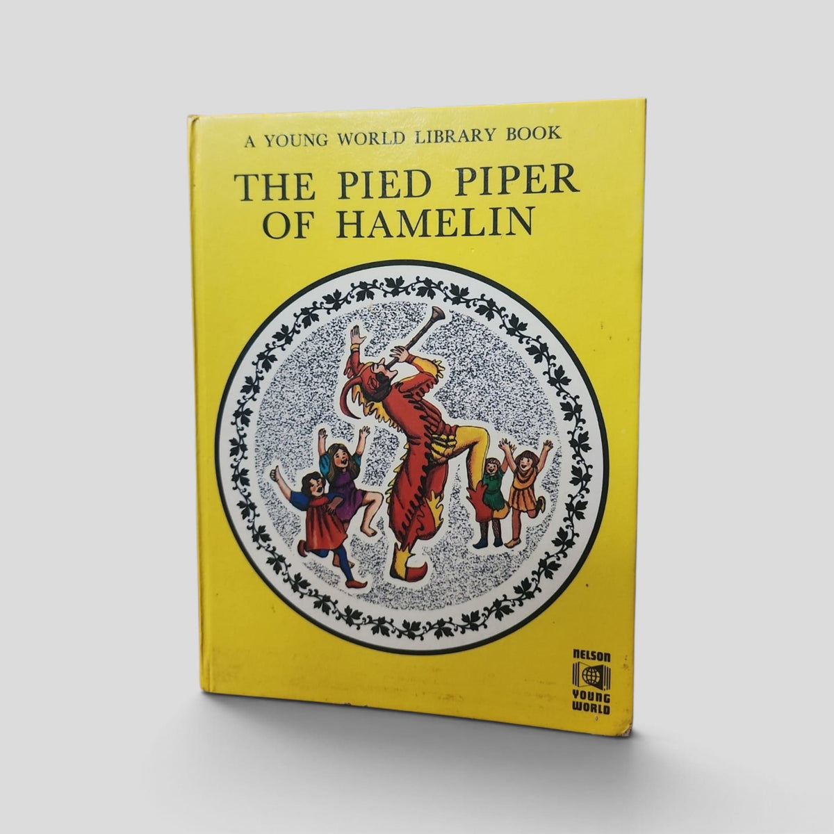 Front cover of The Pied Piper of Hamelin adapted by Jennifer Courtney, Young World Library hardcover