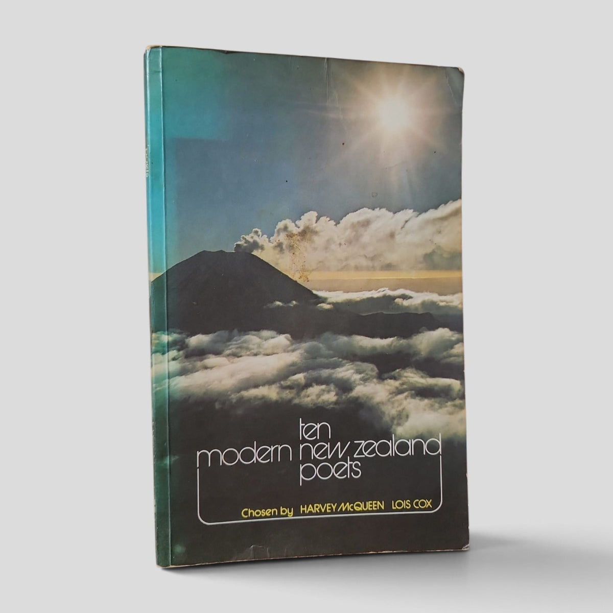 Ten Modern New Zealand Poets by Harvey McQueen and Lois Cox — front cover