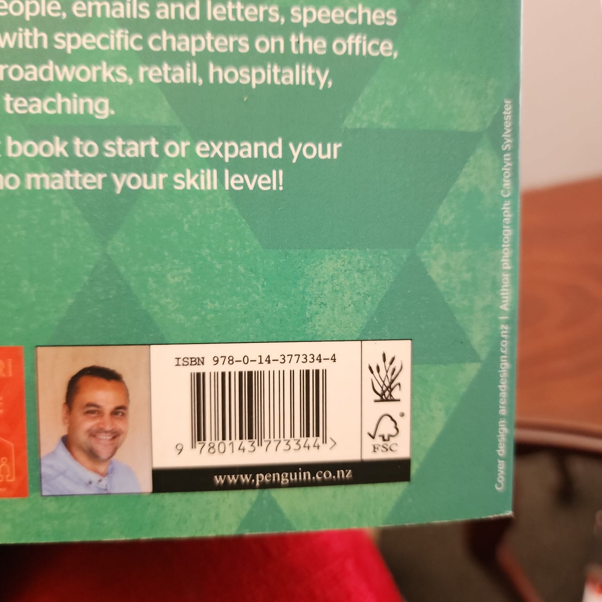 Māori at Work by Scotty Morrison ISBN 9780143773344 back cover detail