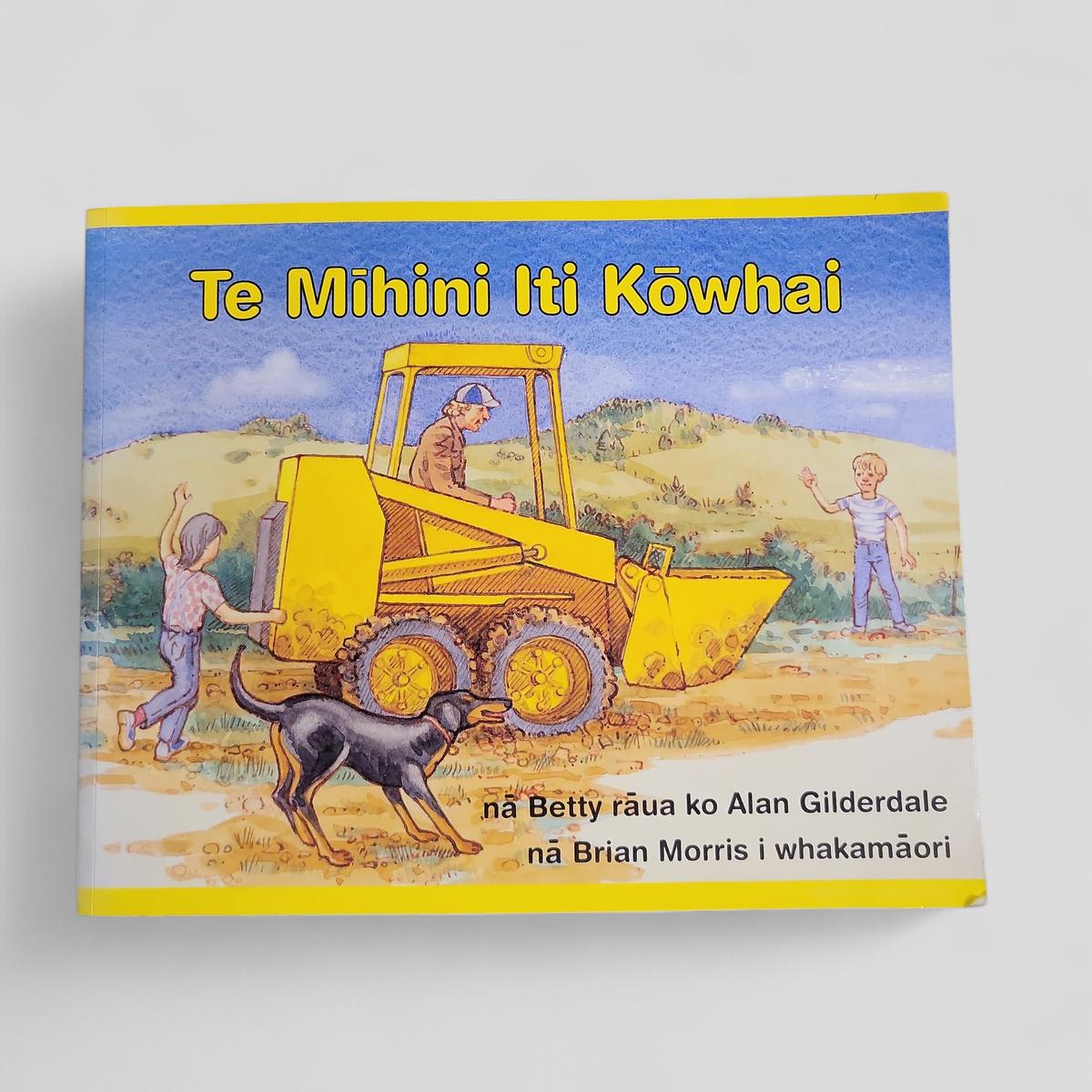 Te Mihini Iti Kowhai by Betty rāua ko Alan Gilderdale nā Brian Morris i whakamārama - Books Worth Keeping